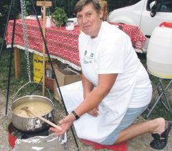 Draga Ponikvar se rada udeležuje tudi tekmovanj, kakršno je bilo tekmovanje v kuhanju čušpajsa v občini Kostel. (Foto: M. L.-S.)