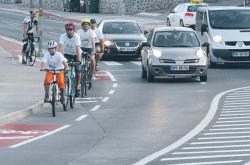 Kolesarjem in obenem tudi avtomobilistom namenjen s posebnimi oznakami opredeljen del vozišča na Seidlovi cesti ni kolesarski pas in ne prispeva bistveno k varnosti kolesarjev, posebej kritičen pa je izvoz s kolesarske steze na vozišče takoj za prehodom za pešce po križišču. (Foto: I. Vidmar)