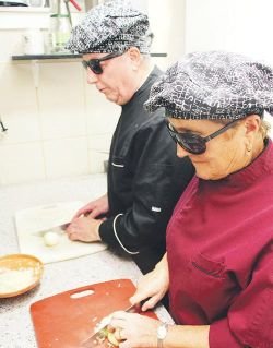 Nežka in Janez se kljub popolni slepoti dobro znajdeta v kuhinji.