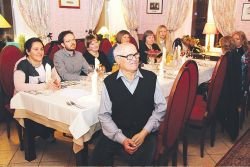 Povabilu na večer bele »kuhaunice« so se vabilu na druženje odzvali v prijateljskem Medobčinskem društvu gluhih in naglušnih Dolenjske in Bele krajine ter očesni ambulanti novomeške bolnišnice.
