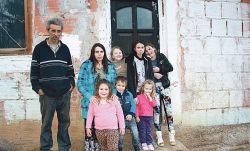 Oče Marko s hčerkama Ivano (druga z leve) in Kseno (četrta z leve), poleg so še Ivanini otroci Paloma, Ermina, Hermina, Kristijan in Karmen. (Foto: J. A.)