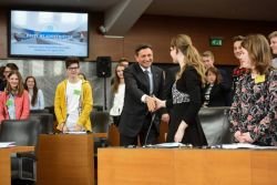 Nina Knoll <strong></strong>na otroškem parlamentu: Gospod Pahor, kako naj uresničim svoje sanje? 