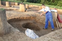 V arheološkem parku si bodo obiskovalci lahko ogledali tudi izkopavanja,  ki, glede na količino gradiva, ki arheologe še čaka v zemlji, ne bodo  še kmalu zaključena. (Foto: I. Vidmar)