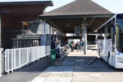 Dogajanje na novomeški avtobusni postaji bodo začele snemati nadzorne kamere. (Foto: J. A.)
