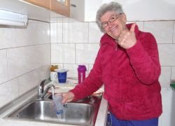 Tinca Luzar, presrečna s kozarcem vode iz vodovoda, pravi, da je srečna in ponosna Šentjernejčanka! (Foto: L. M.)