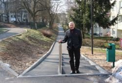 Adolf Zupan je zelo zadovoljen, da jim je lani uspelo celovito prenoviti pešpot od vrtca na Ragovski ulici. (Foto: M. Ž.)