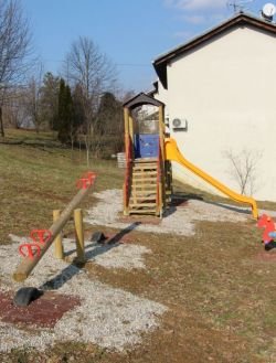 Igrala in klopi na Žibertovem hribu so postavljeni, treba bo namestiti še manjšo ograjo v spodnjem delu. (Foto: M. Ž.)