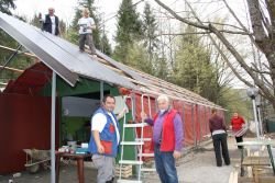 V taboru v Dolenjskih Toplicah DPM Mojca s pomočjo prostovoljcev gradi nove hiške.