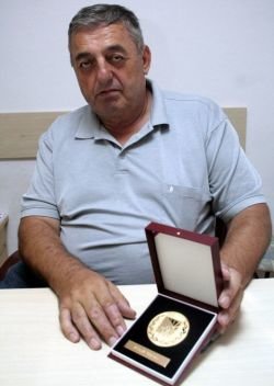 Alojz Golob je občinski svetnik v MO Novo mesto, vrsto let je bil tudi  predsednik KS Stopiče. Zadnjih 12 let je vodil Medobčinsko društvo  invalidov, leta 2012 je od FIHO prejel zlati znak. (Foto: B. B.)