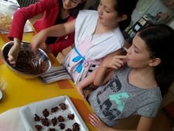 Hiša sadeži družbe Črnomelj: Otroci ustvarjali čokoladice