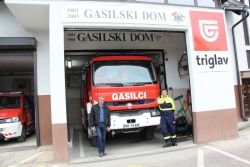 Štefan Gorenc in Bogdan Muška ml. pred gasilskim domom topliških gasilcev. Da v garaži parkirajo obe vozili, morajo biti pravi mojstri. (Foto: M. Ž.)