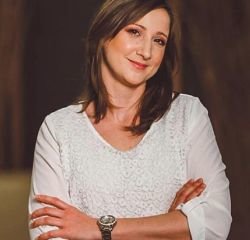 Molanova je o procesu zdravljenja in okrevanja izdala knjigo Vem, da zmoreš, Darja: Moje soočanje z rakom dojke. (Foto: Facebook)