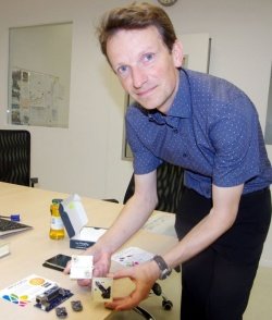 Dr. Viktor Zaletelj z novimi elektronskimi moduli (Foto: L. M.)