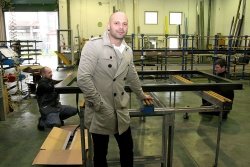 Direktor Alufinala Gregor Peterkovič v proizvodni hali, v kateri je v teh dneh zelo živahno, saj je gradbena sezona v polnem razmahu. (Foto: B. B.)