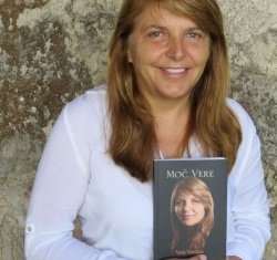Vera Vardjan s svojo novo knjigo (Foto: M. B.-J.)