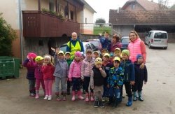 Otroci iz Petrovega vrtca obiskali Kmetijo Pleško