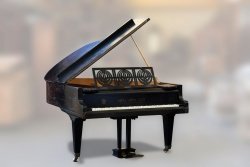 Klavir, okoli leta 1910, Carl Dörr na Dunaju. Marjan Kozina je nanj  igral med letoma 1934 in 1938 v Mariboru in po drugi vojni do leta 1966  na Trški gori. Foto: Boštjan Pucelj