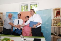 Podpis dokumenta je sklenila zaveza s stiskom rok, na fotografiji:  Cvetko Zupančič, Rok Damijan, Damjana Ostanek Heric in Dejan Židan.