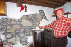 Martin Andrejčič kaže na obris Slovenije na kamniti steni Rokovega  kevdra, ki se je mučenikom odkril ob prenovi. Nanj so še posebej  ponosni, pa tudi na lipov list, simbol Slovenije, na drugi steni.