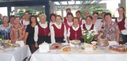 Članice Društva kmetic Šentjernej, ponosne na svojo razstavo tradicionalnih družinskih jedi ob praznikih, v Kulturnem centru Primoža Trubarja (Foto: L. M.)