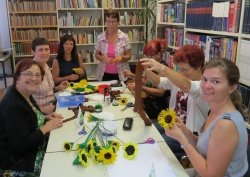 Marija Kuzma je na svetovalni točki v Metliki prejšnji teden na delavnicah udeleženke naučila izdelovanja sončnic. (Foto: M. B.-J.)
