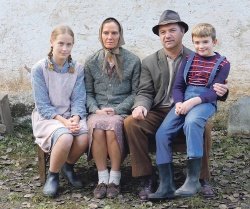 Uhernikova »filmska« družina, ženo Ano igra Vanja Lukšič.
