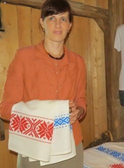 Magistrica ekonomskih ved in diplomirana inženirka konfekcijske tehnike  Margita Adamič ima s sodobnimi lanenimi kuhinjskimi tekstilijami z  belokranjskimi motivi še velike načrte.