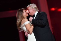 Melania in Donald Trump sta se ob prvem plesu objela in zazibala v melodiji pesmi pokojne Whitney Houston "I will always love you". Foto: Profimedia