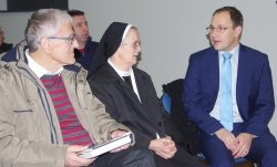 Avtor knjige o Šuštarju Jernej Vrtovec (na desni) v pogovoru s s. Miro Rožanc in Marjanom Zupančičem