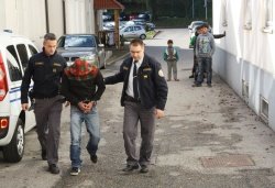 Ko sta pravosodna policista do sodišča pripeljala Danijela Brajdiča, se je v okolici zgradbe takoj zbralo več mladih Romov.