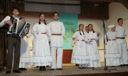 Kaj lahko bolj simbolizira Belo krajino kot bele narodne noše? V njih so nastopili mladi dragatuški folkloristi.