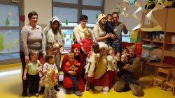 Starši otrok vrtca v Krmelju odigrali predstavo Babica Zima
