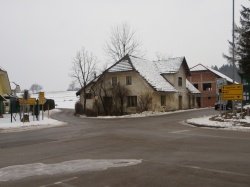 Križišče državne in občinske ceste v Velikem Gabru je nevarno, pa vendar bo treba na rešitev čakati še nekaj let. (Foto: J. S.)