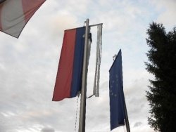 Raztrgana zastava ... kakšna država? (foto: arhiv lokalno.si)