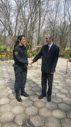 Naš ambasador v Makedoniji Milan Jazbec pride pozdravit vse skupine slovenskih policistov.