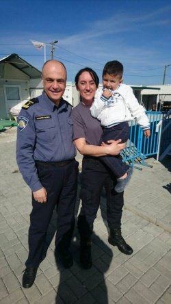 Tamara Bizjak z Zoranom Puličem, vodjo hrvaške skupine policistov, in enim od otrok v kampu Vinojug
