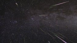 Meteorji enega roja prihajajo navidezno iz iste točke na nebu. Vir: NASA.
