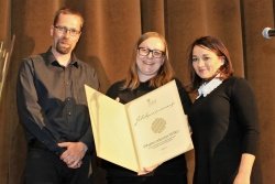 Zlato priznanje JSKD sta v imenu Pihalnega orkestra Krško prevzela  predsednica društva Darja Dobršek (v sredini) in dirigent Dejan  Žnideršič. (Foto: Goran Rovan)