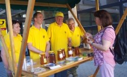Domače čebelarje je prišla pogledat tudi šmarješka županja Bernardka Krnc, ki je rada okusila slasten med.