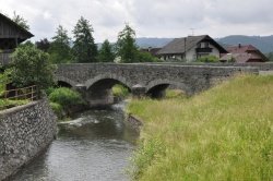 Triločni kamniti most čez Bistrico v Bistrici pri Mokronogu (Foto: Judita Podgornik Zaletelj)