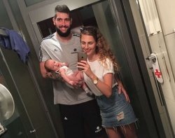 Žiga Dimec je junija letos, pri svojih rosnih 24 letih, prvič postal očka. Z zaročenko sta povila sinčka Maksa. Foto: Instagram