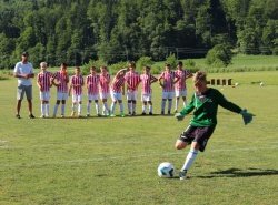 Jubilej so na Mirni praznovali nogometno – s predstavitvijo selekcij in nogometnimi tekmami, na osrednji slovesnosti pa so namenu predali še novo tribuno. (Foto: J. S.)