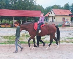 Rada hodi na terapije s konji. (Foto: družinski arhiv)