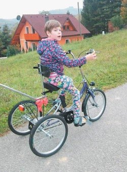 Vozi prilagojeno kolo. (Foto: družinski arhiv)