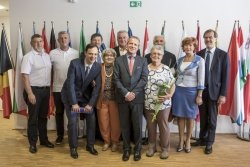 Na slovenski podelitvi nagrade v Hiši EU so bili tudi evropski poslanci Igor Šoltes, Ivo Vajgl, Lojze Peterle in Franci Bogovič, med prvimi je upokojenki čestital tudi sevniški župan Srečko Ocvirk, ki program podpira. (Foto: Bojan Rajk)