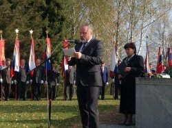 Župan občine Žužemberk Franc Škufca je v svojem nagovoru izpostavil pomen negovanja spomina na dogodke izpred več kot sedemdeset let
