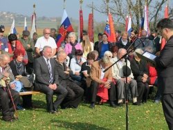 Udeležence slovesnosti na Cviblju sta nagovorila župan občine Žužemberk Franc Škufca in predsednik DS mag. Mitja Bervar