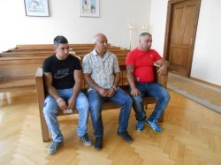 Jasmin Jurkovič, Bojan Jurkovič in Alojz Brajdič so priznali, da so se znesli nad policistoma, in dobili pogojne kazni. (Foto: J. A.)