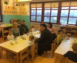 Romana Tomc na Tradicionalnem slovenskem zajtrku v vrtcu Jurček v Grosupljem