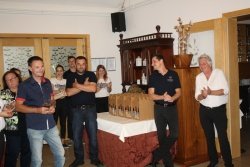 Dominik Goričar (v sredini) je na predstavitvi v Kostanjevici na Krki  kot direktor pivovarne govoril o družinskem podjetju in njegovi novi  dejavnosti, vodja pivovarne Samo Žabkar je v navzočnosti številnih  obiskovalcev pojasnil nekatere podrobnosti o nastajanju in uživanju  piva. (Foto: M. L.)